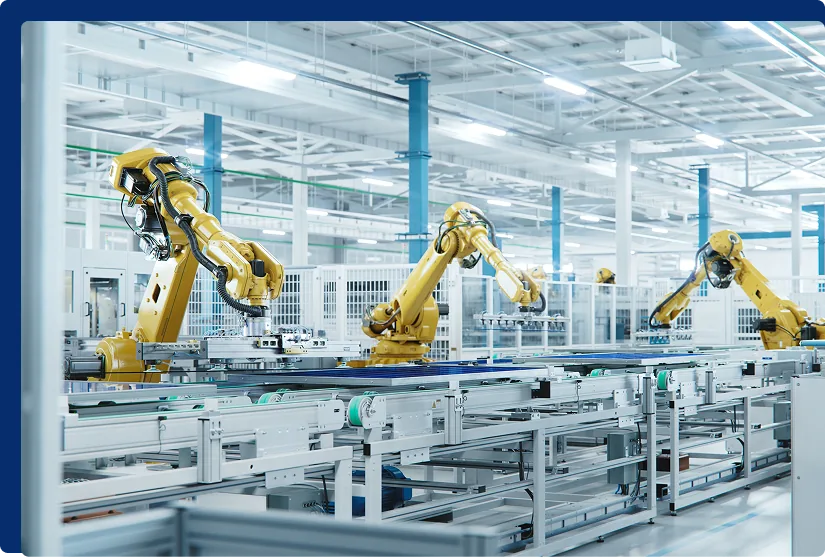 Automatisierte Fertigungshalle mit Industrierobotern
